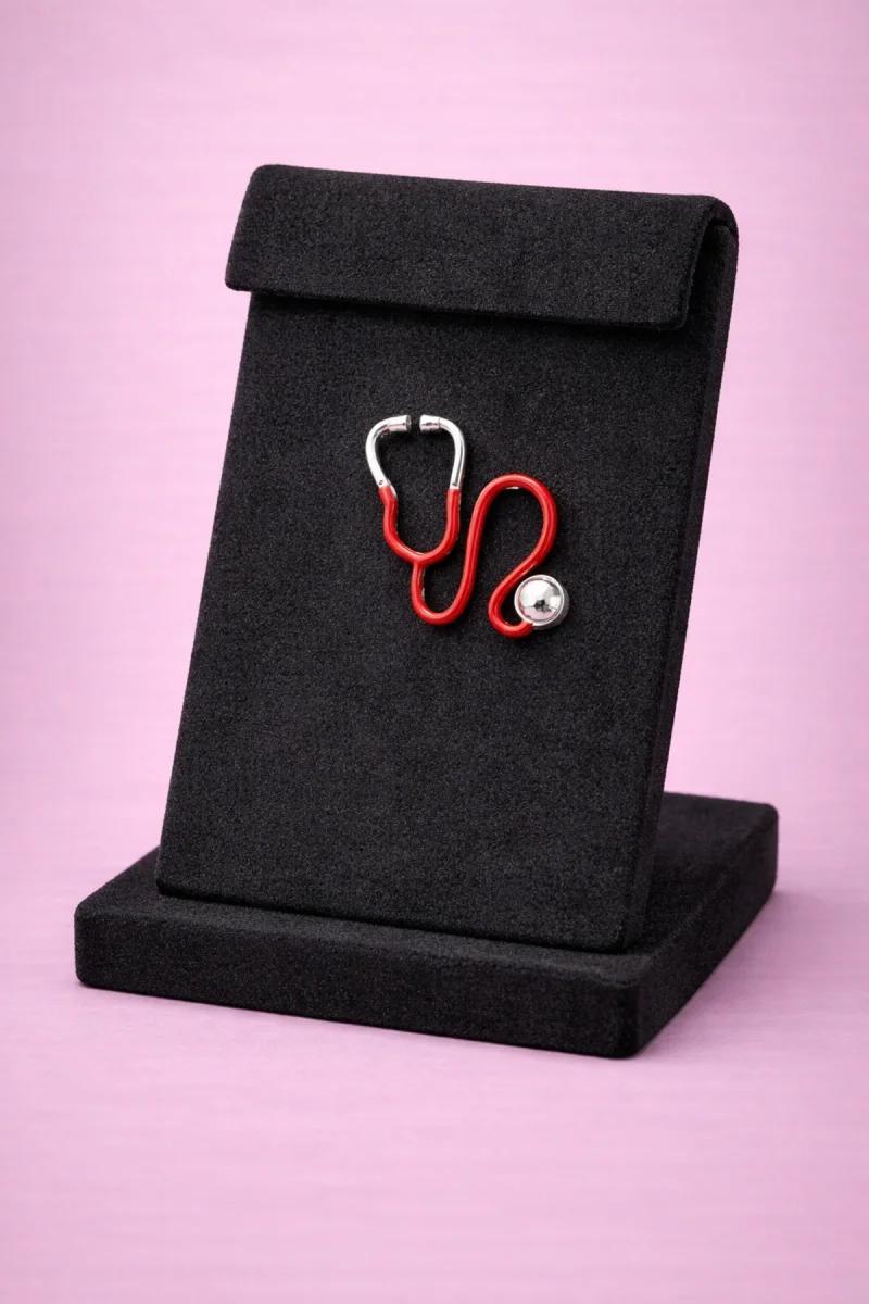 Stetoskop Figürlü Kırmızı Broş