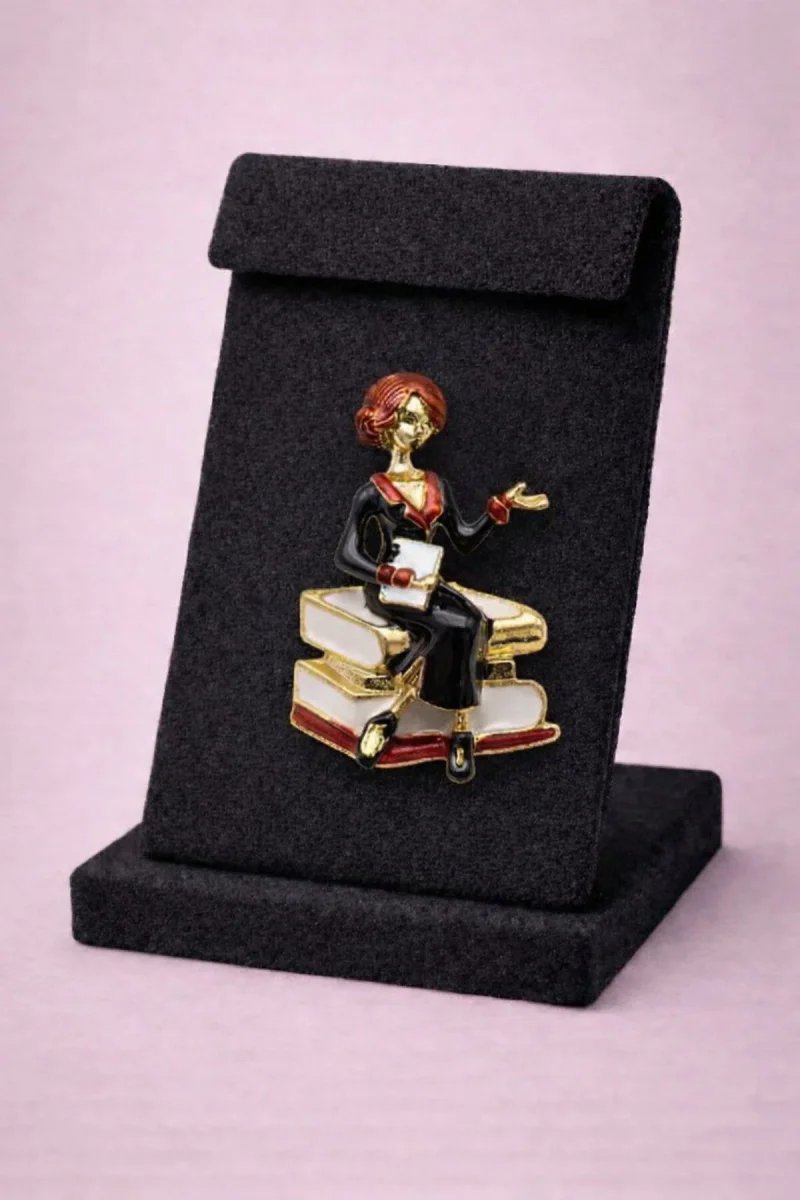 Öğretmen Figürlü Broş