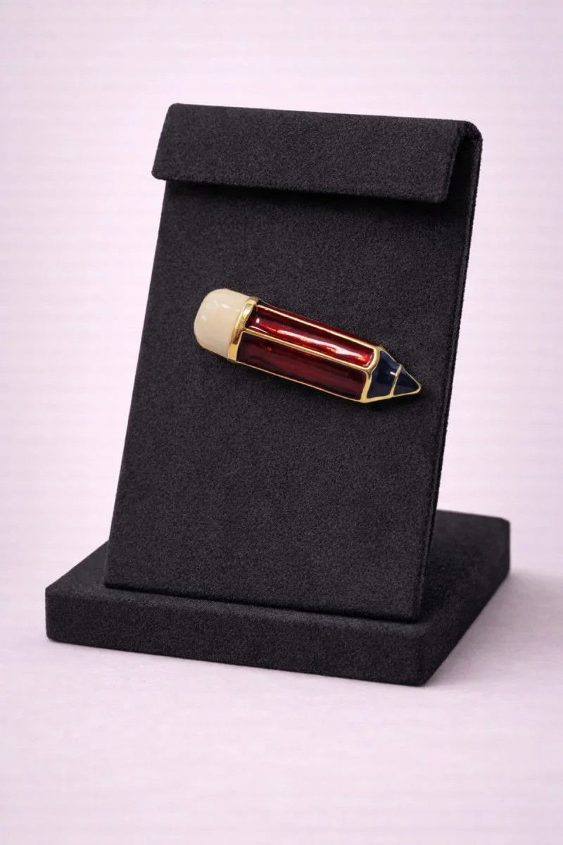 Kalem Figürlü Broş