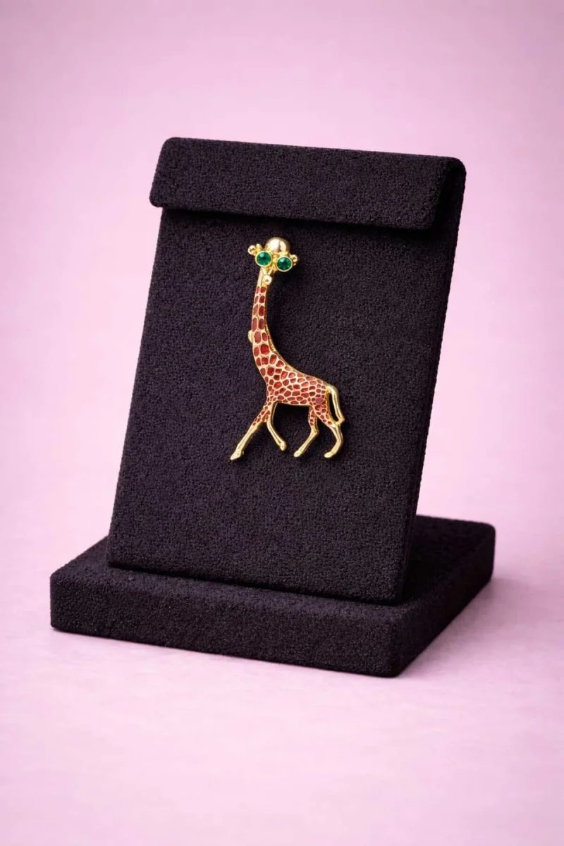 Zürafa Figürlü Yeşil Taşlı Altın Renk Broş